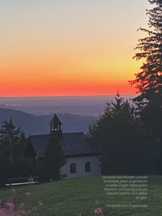 Der „eine“ Moment kommt nie mehr wieder.

Kein Moment kommt jemals wieder.

Sollen wir also nicht mehr so fahrlässig mit unserer Zeit und den unendlich schönen Momenten umgehen?

Gestern Abend war wieder so ein Moment.

Als ob die Zeit still stehen würde. 
Gott ausatmet und sagt „das ist für deine Seele!“

Weniger rennen - mehr genießen.
Deine Welt wird sich verändern!

Wann hast du das letzte Mal einen solchen Moment erlebt? Teile es mit uns!

ZEIT STEHT STILL
SONNENWENDFEIER 
SONNENUNTERGANG 
NERVENSYSTEM 
DANKBARKEIT 
OUTDOOR LOVE