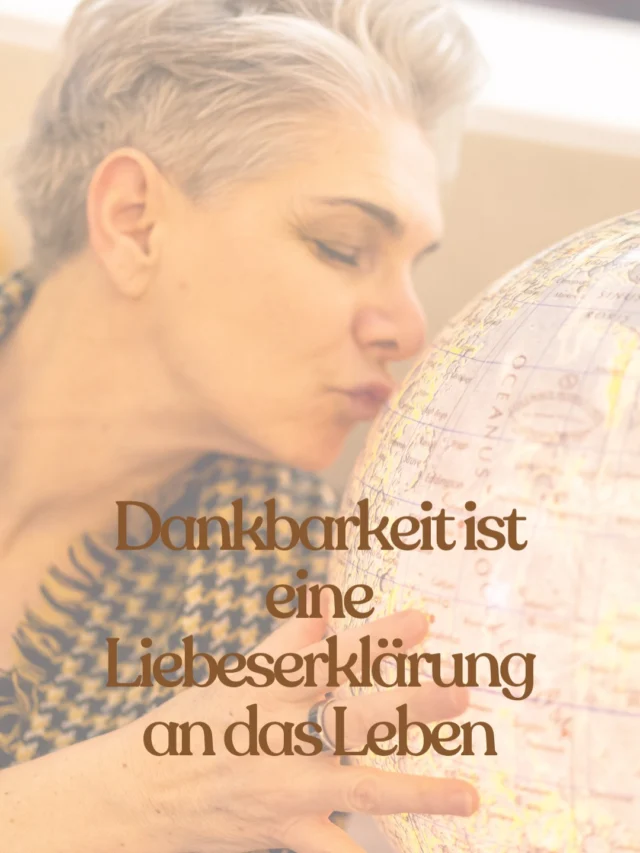 Dankbarkeit ist eine Liebeserklärung an das Leben - Danke lieber Juni für die schönen Momente, die du mir geschenkt hast 🙏🙏🙏.

Es ist eine Herzensempfehlung von mir, dir einen Augenblick zu nehmen, um Rückschau zu halten und einen kurzen Moment inne zu halten und anerkennen, was du erreicht hast, was du dafür geleistet hast und welche Geschenke uns täglich gemacht werden.

1️⃣ endlich wieder im See schwimmen, was habe ich es vermisst! Das ist für mich #Freiheit pur 🤍 

2️⃣ gemeinsame Zeit in der Natur, Bewegung und neue Räume kreieren. Auch „schwere“ Themen werden dann ein kleines bisschen leichter.

3️⃣ ich kann mich an den vielen leuchtenden Blumenarrangements nicht satt sehen 🌸

4️⃣ jeder Sonnenaufgang hat einen besonderen Zauber, ich stehe dafür auf und genieße 🪄

5️⃣ im Juni hatte der Tegernsee wieder bedingt durch Kalksedimente seine Farbe verändert und ein Karibik Feeling dagelassen - die Temperaturen dagegen? Naja 🙃

6️⃣ wieder ein Besucher 👹 der unbedingt wissen wollte, wie Claudia schmeckt und sich festgefressen hat 😤

7️⃣ eine sehr berührende und intensive Healing Session für meine Community 😇

8️⃣ Regen und Wetter wie im November - auch der Tegernsee und für 1-2 Tage mag ich das auch - aber nicht länger!!!

9️⃣ umso mehr freue ich mich dann immer wieder darauf, das #Licht einzuladen 💫

🔟 die Schnecke 🐌 hat mir eine bedeutsame #Botschaft dagelassen: es geht auch langsamer 🙏

1️⃣1️⃣ wandern 🥾 und Aufenthalt in der Natur: meine Seele jubelt.

1️⃣2️⃣ ich freue mich so sehr für die wunderschönen Wesen, dass sie wieder auf die Almen ziehen konnten und ein natürliches und freies Leben genießen können 

1️⃣3️⃣ ein wunderschöner und entspannter Abend im Park, danke dir Alisa @from.heart.to.toe.healing 

1️⃣4️⃣ Licht & Wasser: meine Kraftelemente

1️⃣5️⃣ die Blindschleiche hatte leider einen Unfall und ich habe sie ins Gras gelegt und ein bisschen Wasser gegeben, möge sie wohlauf sein 😢

1️⃣6️⃣ ein Herzenswunsch hat sich erfüllt: eine neue Feuerschale 🔥 für mich 

1️⃣7️⃣ eine meiner Lieblingsbeschäftigungen: Licht in allen Varianten beobachten 

1️⃣8️⃣ der gefundene Schlüssel 🔑 wofür er ist? Welche Botschaft überbringt er?