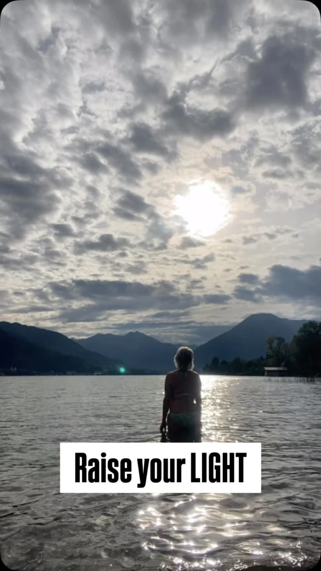 💫💫💫💫💫
Dieser Moment heute früh war besonders 🙏.
Ja - das Wasser im Tegernsee war mit 14-15 Grad sehr frisch 🧊💙🧊.
Doch diese Zeit lädt mich ein, ganz bewusst zu spüren.
Welches Feld möchte ich in meinem Leben bestellen?
Was wäre, wenn dich die rückläufige Venus nicht zurück in die Vergangenheit führen will, sondern tiefer zu dir selbst?
Für mich ist es das Feld, welches wir betreten, der wahrhaftigen #Beziehungen,  der Begegnung, der #Authentizität und des Friedens.
Nicht als WunschGedanke 💝, sondern als etwas, das ich bewusst nähren möchte.
✨Ich stelle mir vor, wie ich mich in dieses Feld hinein lege 
✨wie ich mich im Licht bade 
✨wie das Glitzern auf dem Wasser meiner Haut berührt und ich jeden einzelnen #Lichtfunken in mich aufnehme.
Genau das bedeutet für mich die Venus Rückläufigkeit:
😇Innehalten, 
😇fühlen, 
😇erkennen und 
😇bewusst wählen, was in meinem Leben wachsen darf.
Welche Beziehung möchte ich wirklich führen?
Wie möchte ich geliebt werden und wie möchte ich selbst lieben?
Wo darf ich noch tiefer in meine Wahrheit kommen kommen und sanft Grenzen setzen?
Nicht aus Trennung die Grenzen wählen, sondern aus Liebe.
Vielleicht ist genau das jetzt der Moment dein eigenes inneres Feld zu betrachten.
Was möchtest du in deinem Leben einladen und nähren?
Schreibe es in die Kommentare. Vielleicht entsteht genau dort eine neue Begegnung.
AUTHENTIZITÄT 
ECHTHEIT 
BEZIEHUNGEN NEU DENKEN 
ASTROLOGIE 
BEWUSST WERDEN 
PERSÖNLICHKEITSENTWICKLUNG 
LEADERSHIP 
VENUS RÜCKLÄUFIG
